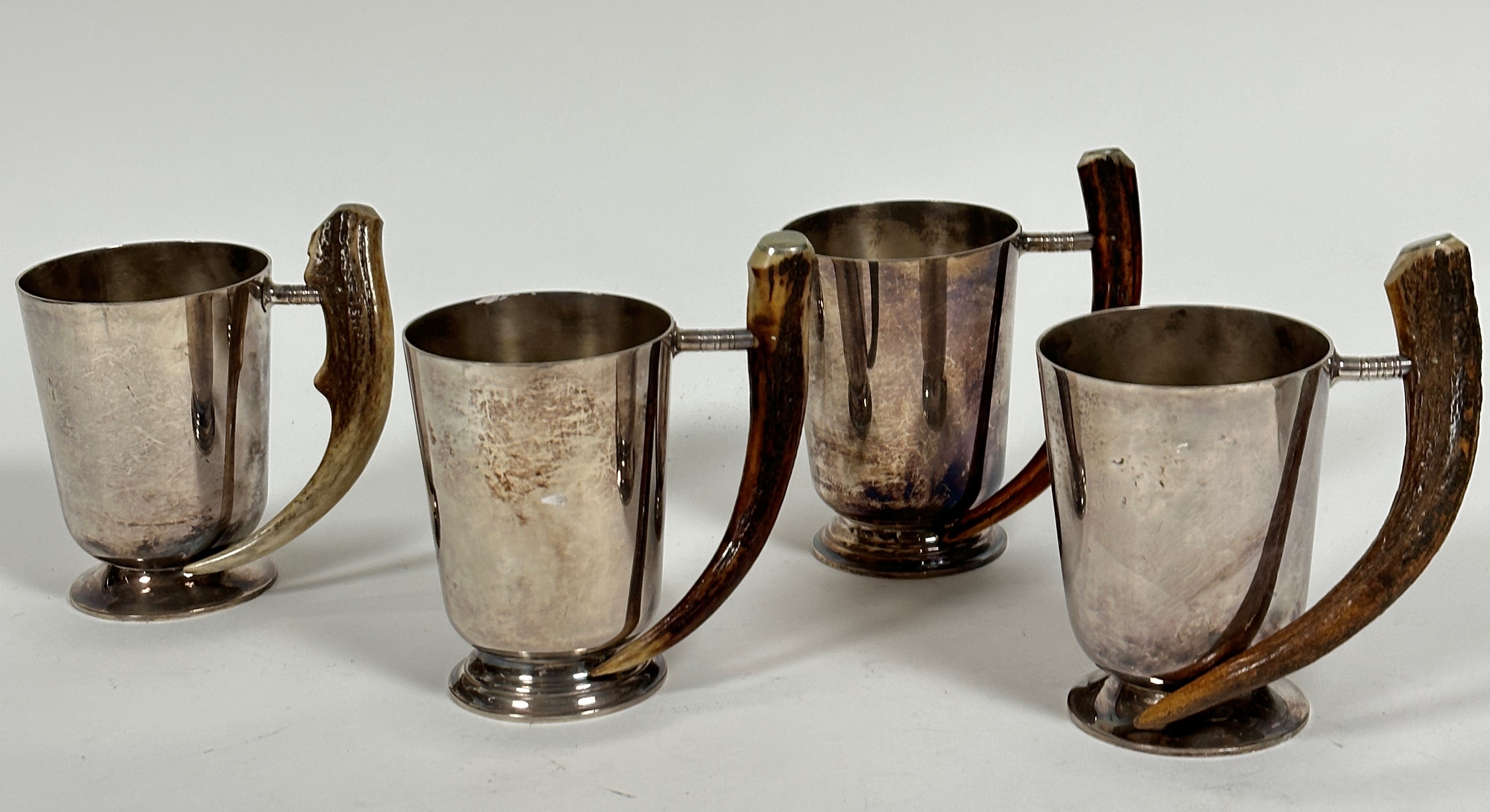 A set of four Epns pint tankards with horn handles to side (12.5cm x d.9.5cm) - Image 2 of 2