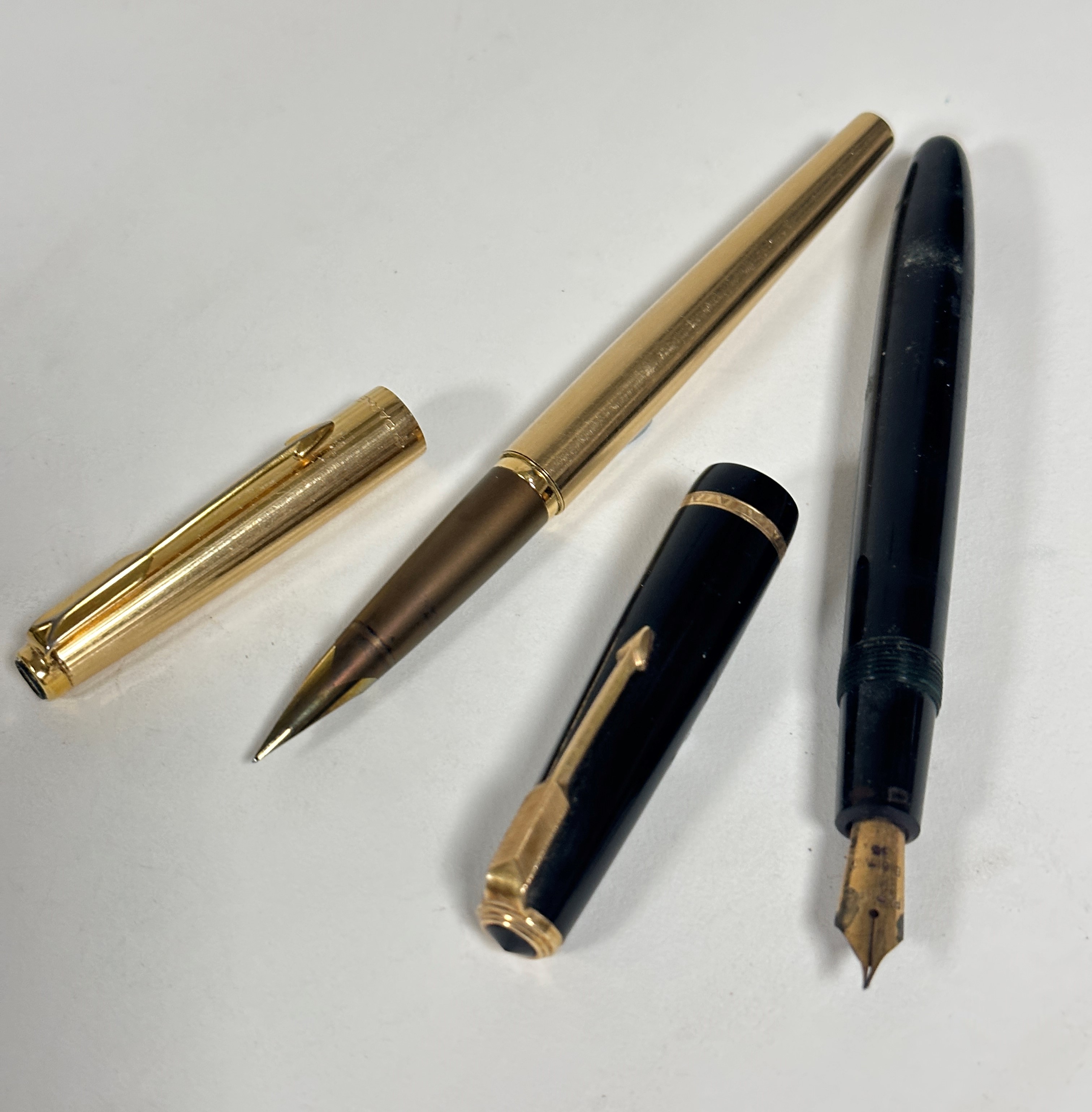 A modern gilt metal fountain pen, (including cap L: 13cm) and a vintage Parker black plastic - Image 2 of 2