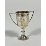 A sterling silver two handled miniature Prize Cup toothpick holder, unascribed (7.5cm x 3.5cm) (33.