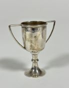 A sterling silver two handled miniature Prize Cup toothpick holder, unascribed (7.5cm x 3.5cm) (33.