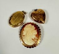 A 9ct gold mounted oval cameo brooch pendant with triple headed portrait shell carved cameo with