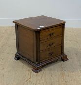 An Edwardian mahogany cellarette or silver box, the hinged top opening to a baize lined interior