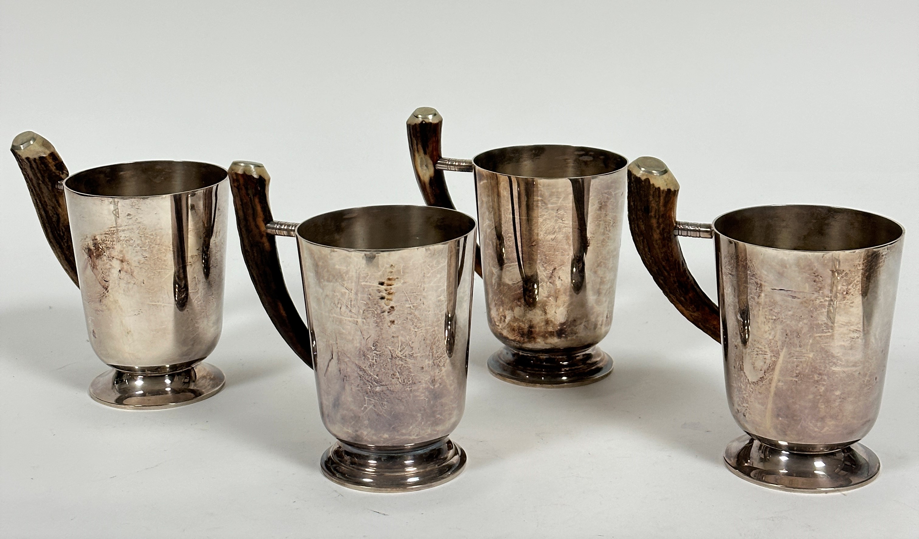 A set of four Epns pint tankards with horn handles to side (12.5cm x d.9.5cm)
