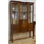 An Edwardian satinwood inlaid mahogany display cabinet, two glazed doors flanking a glazed niche