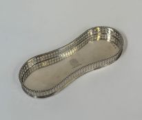 A George III silver candle snuffer tray, Robert Hennell I, London 1774, of hourglass outline with