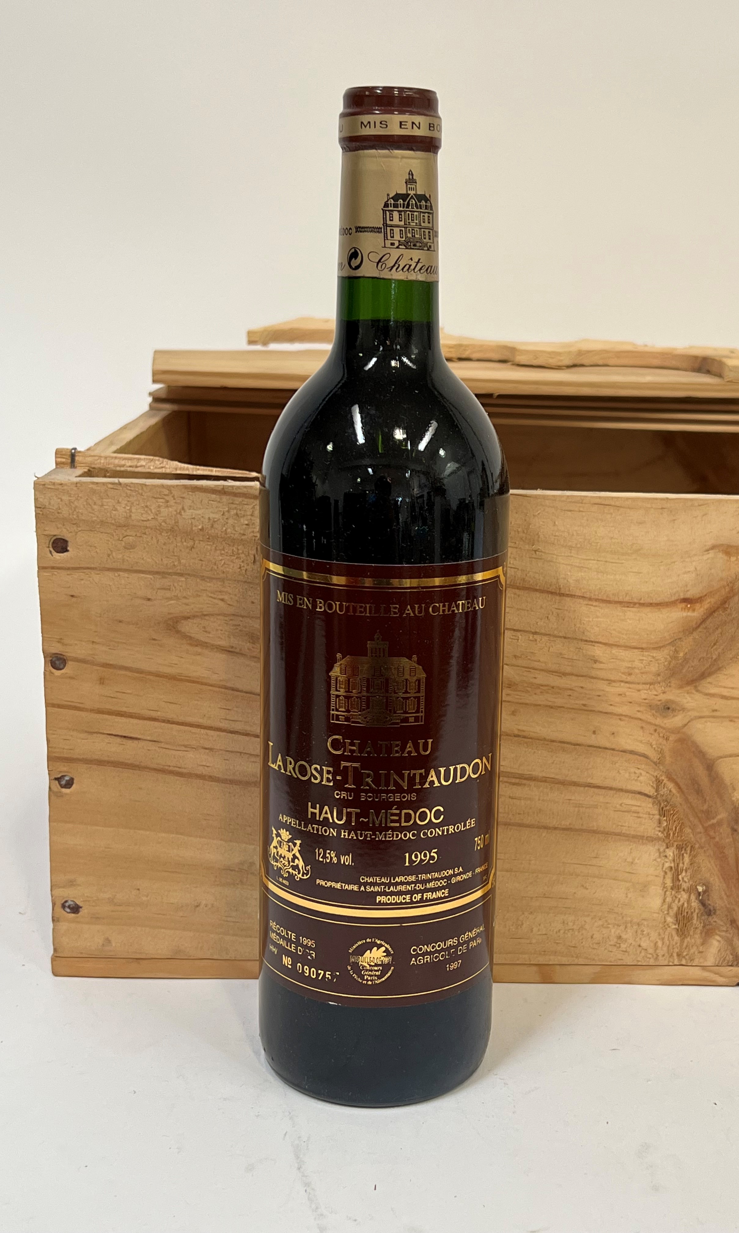 A Chateau La Tour de Mons Margeaux wooden wine case containing three bottles of 1996 Margeaux wine - Image 3 of 3