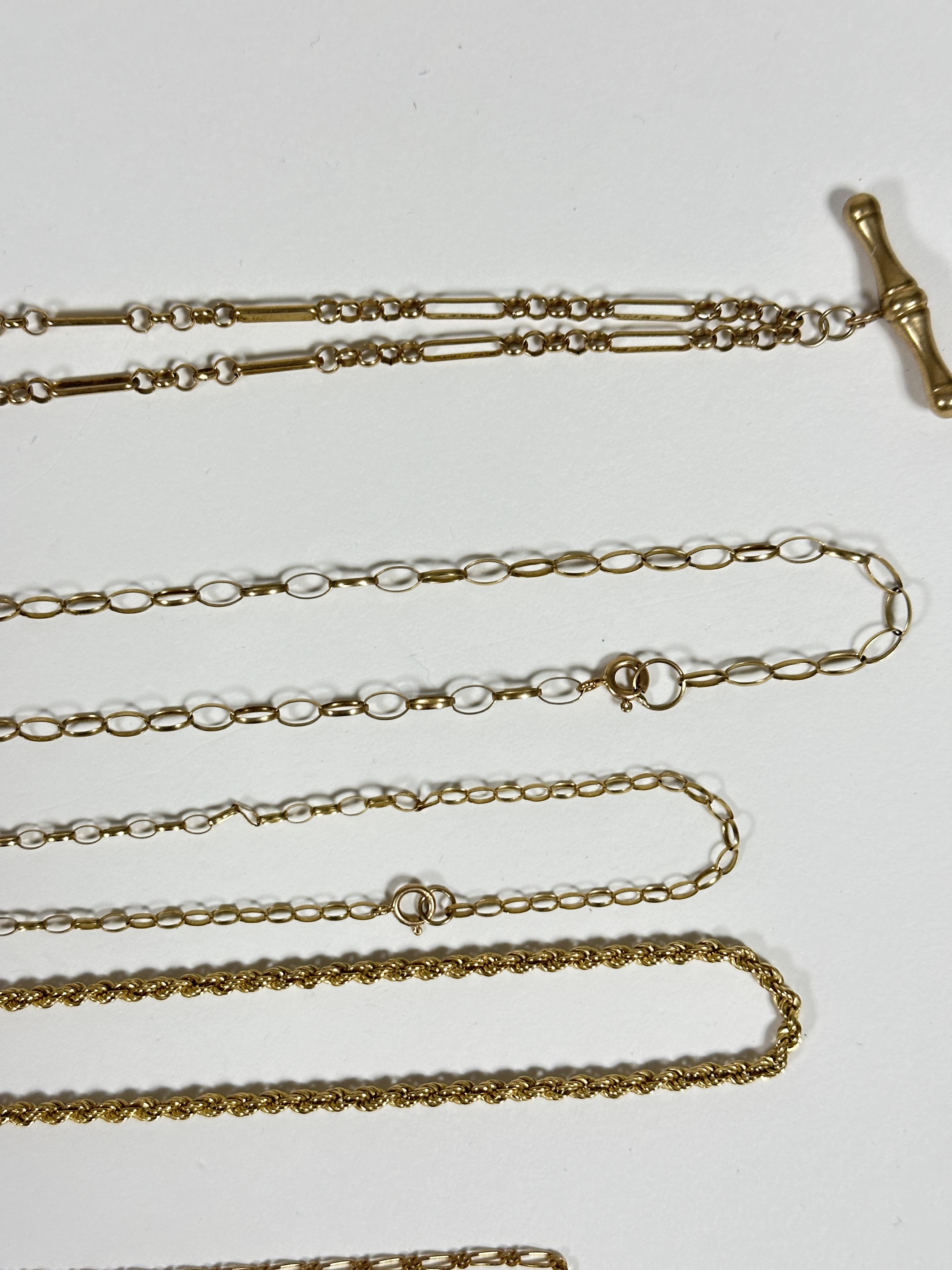 A 9ct gold oval and belcher link style chain necklace with T bar end (22cm), an oval loop 9ct gold - Image 3 of 4
