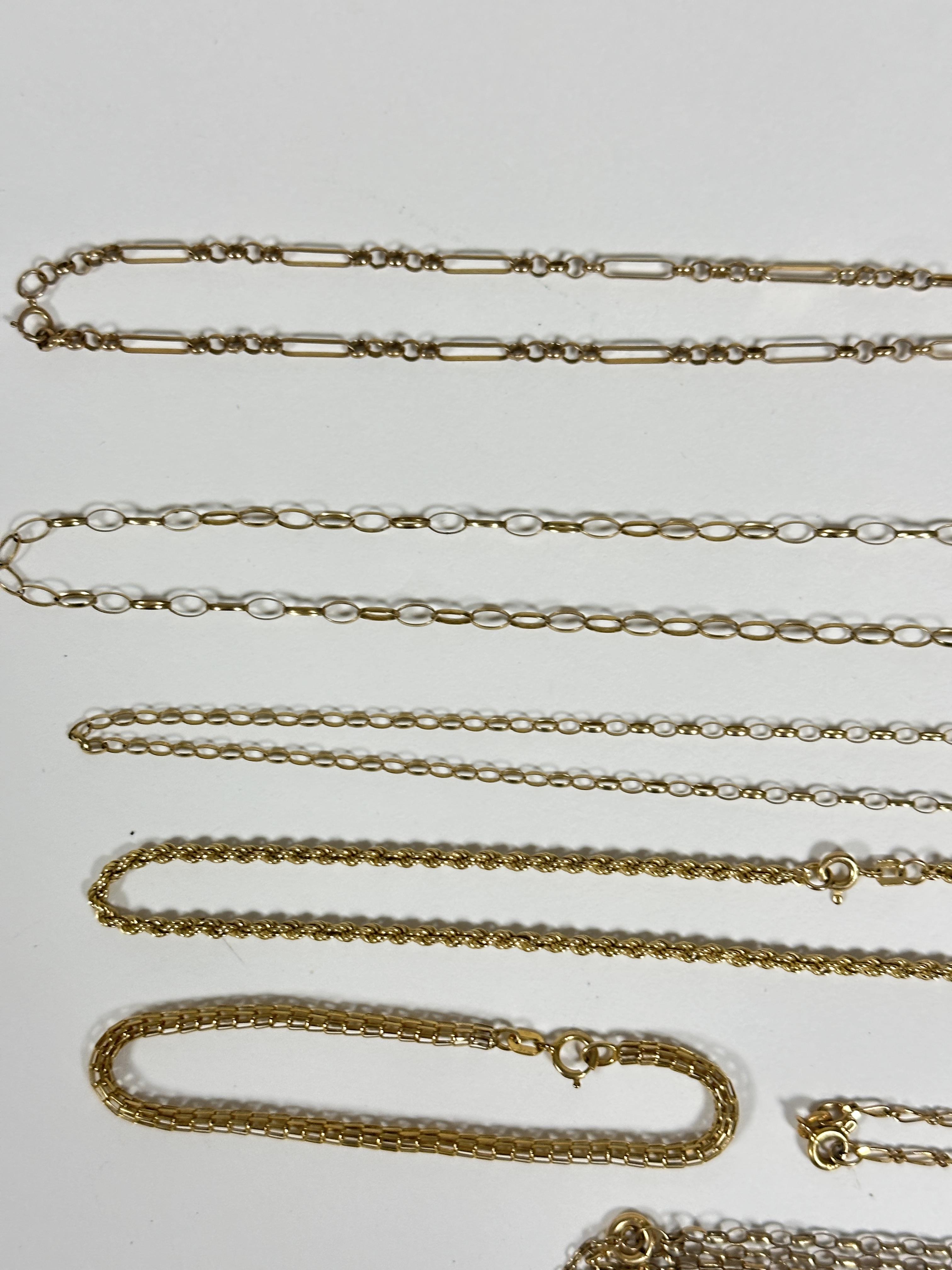 A 9ct gold oval and belcher link style chain necklace with T bar end (22cm), an oval loop 9ct gold - Image 4 of 4