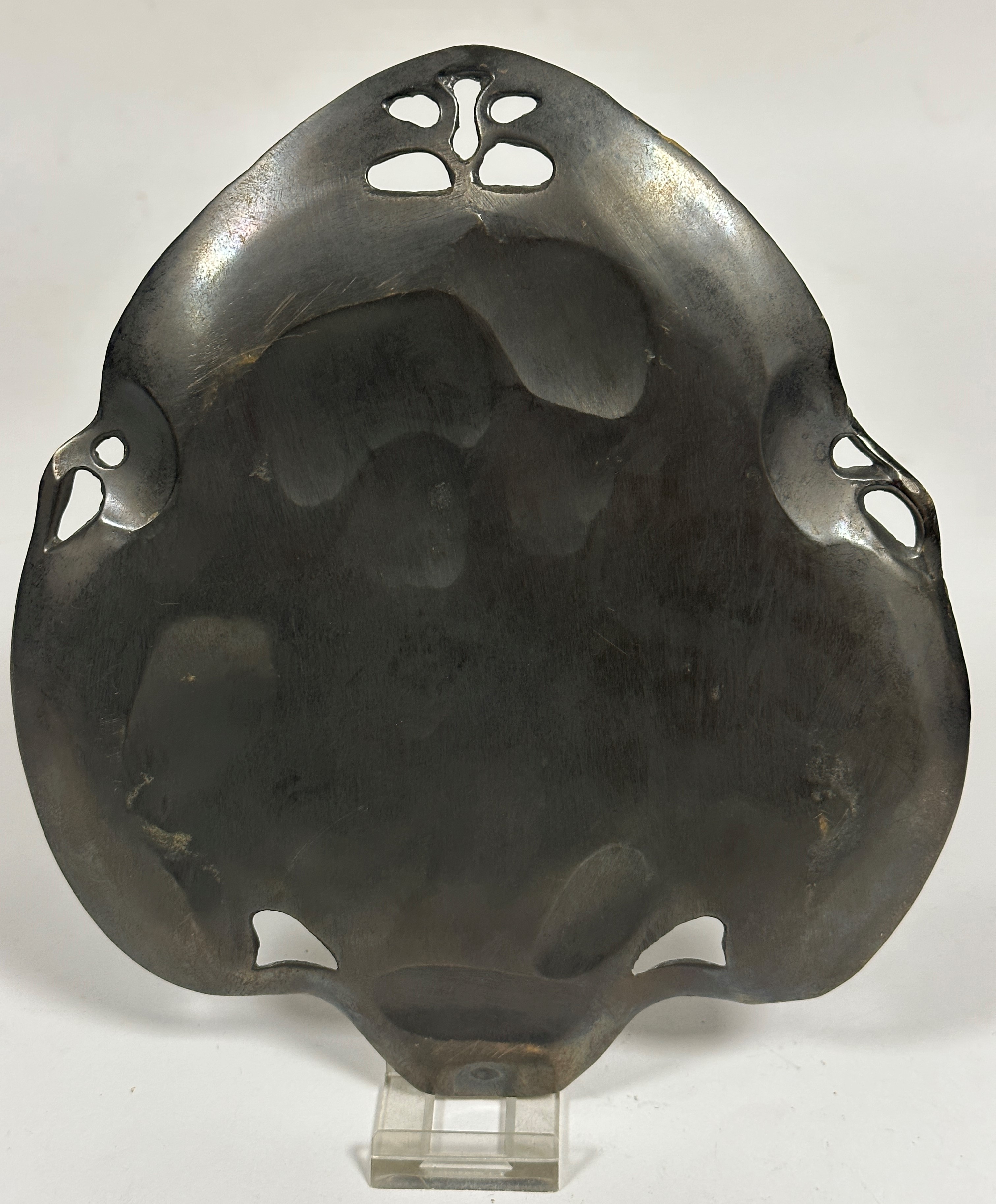 A brass bronzed metal leaf shaped pierced Art Nouveau style dish, two profiles of young ladies - Image 2 of 2