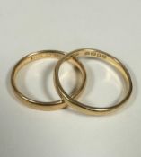 Two 18ct gold wedding bands (N and O/P) (4.79g)