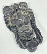 A cast iron lion mask door knocker (16cm x 9cm)