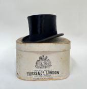 A boxed ladies' top hat by Tress & Co. of London for Sutherlands of Dundee (h- 15cm, l- 31cm, w-