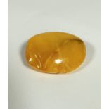 A Baltic egg yolk coloured amber panelled brooch (widest: 3.5cm) (10.3g)