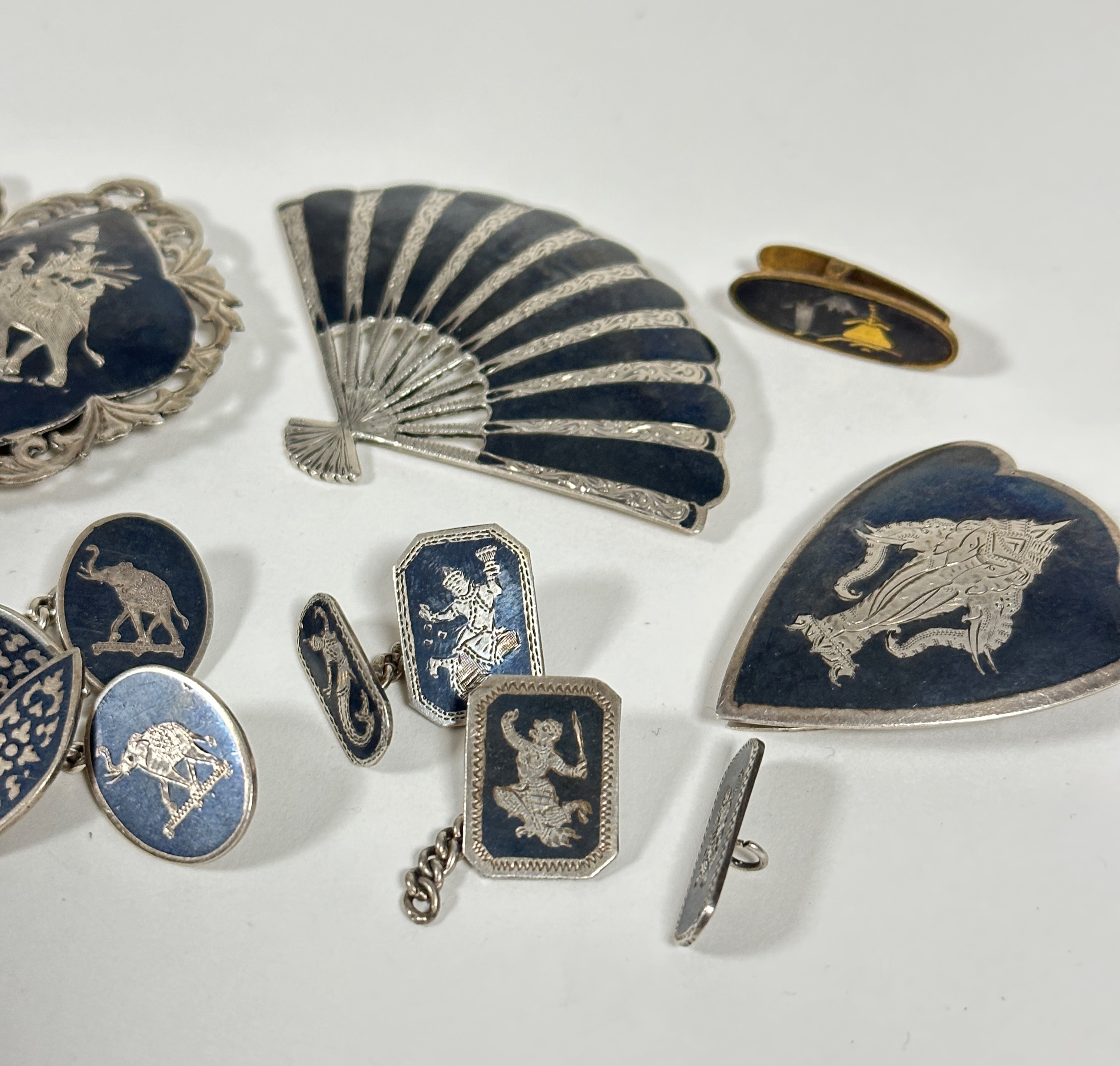 A collection of Thai sterling silver including fan shaped black enamelled brooch (4.5cm x 7cm), an - Image 3 of 3