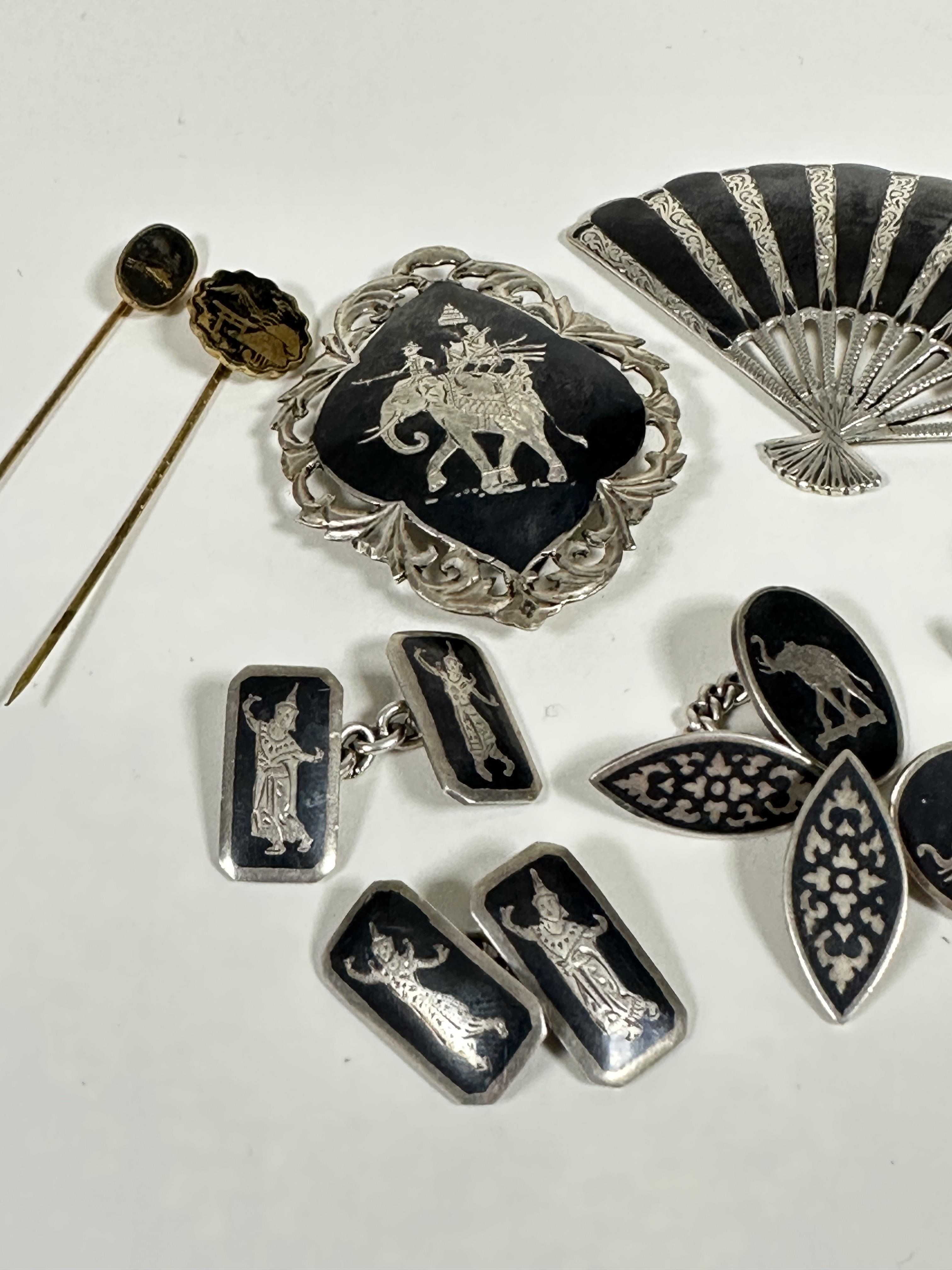 A collection of Thai sterling silver including fan shaped black enamelled brooch (4.5cm x 7cm), an - Image 2 of 3
