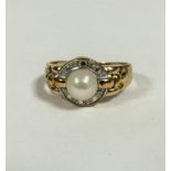 A 9ct gold cultured pearl ring, the cultured pearl mounted in white metal, with chain link style
