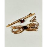 A 9ct gold fern garnet and twin cultured pearl scroll brooch complete with safety chain (4cm) and