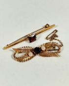 A 9ct gold fern garnet and twin cultured pearl scroll brooch complete with safety chain (4cm) and
