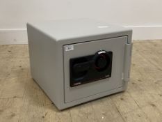 A Sentry SO200 combination safe (locked and combination unknown)