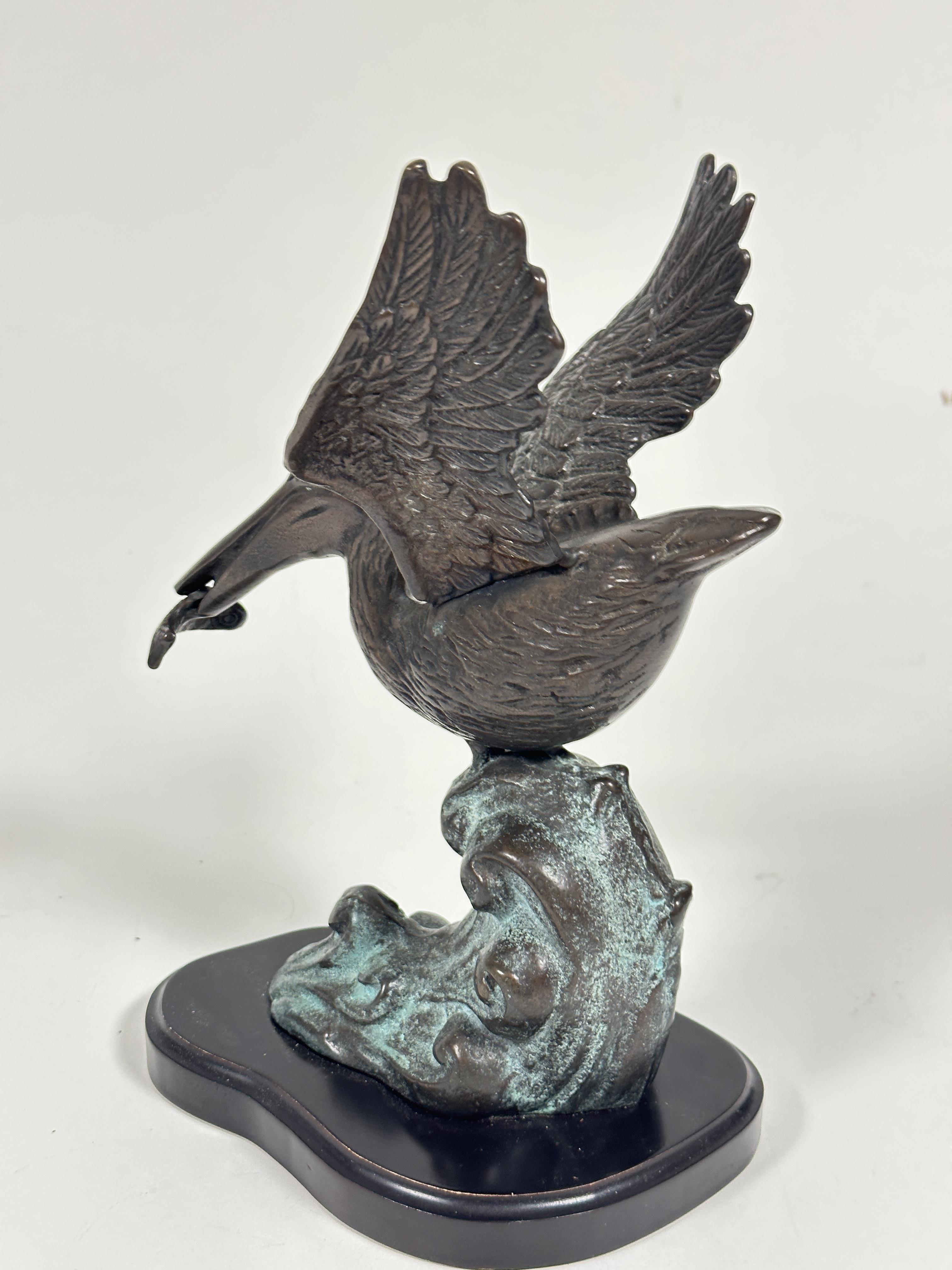 A San Pacific International American patinated cast bronze pelican figure mounted on hardwood - Image 3 of 3