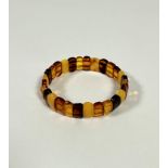 A four coloured oval bead amber adjustable bracelet (each bead: 0.5cm x 1cm) (9.9g)