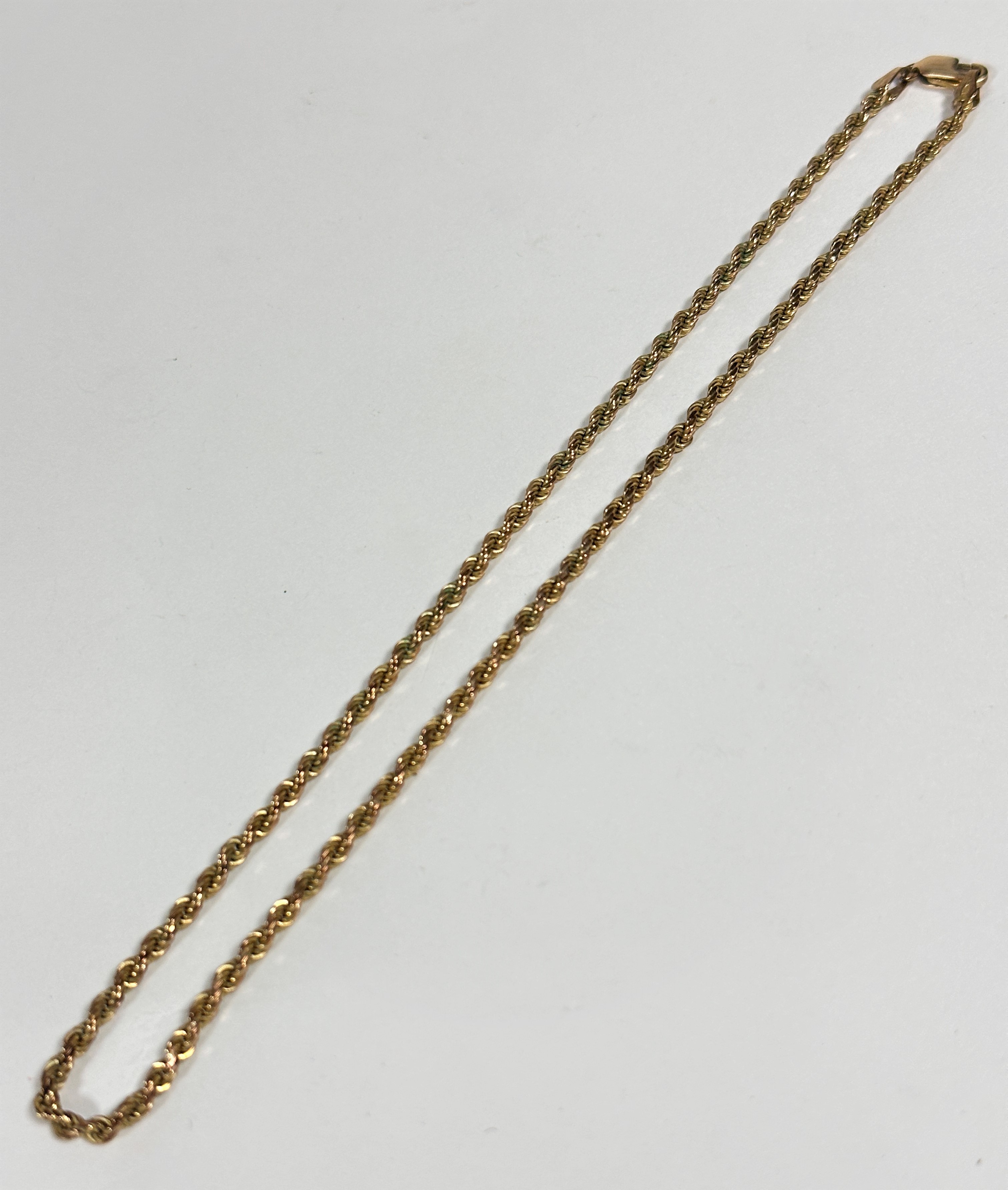 A 9ct gold rope pattern necklace with lobster claw fastening (20cm) (13.62g)