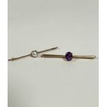 A 9ct gold knife-edge bar brooch, set oval faceted amethyst (5.5cm), with a 9ct gold knife edge