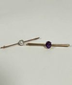 A 9ct gold knife-edge bar brooch, set oval faceted amethyst (5.5cm), with a 9ct gold knife edge