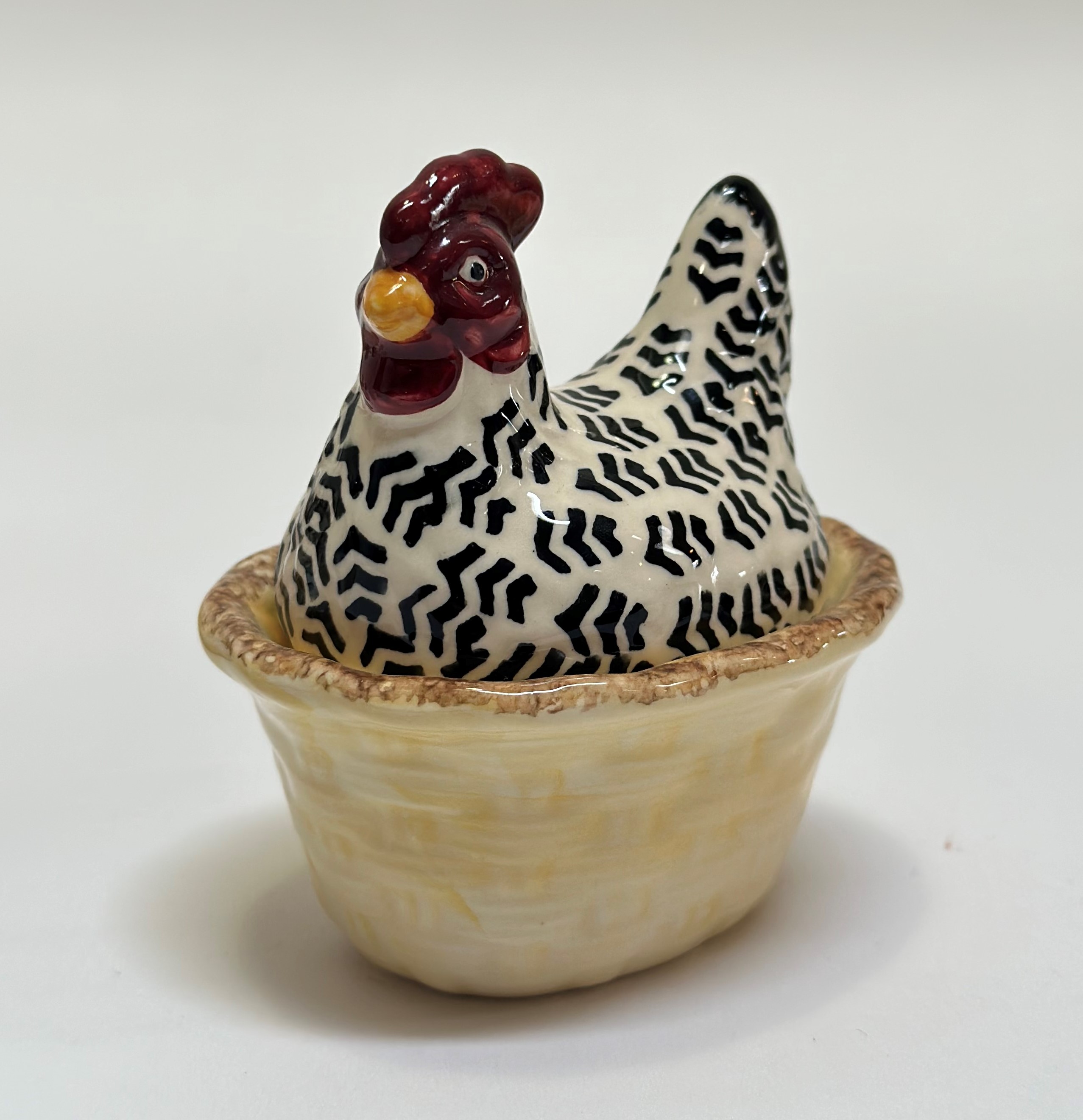 A mixed collection comprising a Emma Bridgewater small nesting hen egg cup of (h- 10cm w- 8.5cm), - Image 3 of 5