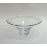 A Simon Pearce hand-blown large flared footed glass centrepiece bowl (h- 14cm w- 23cm) (marked