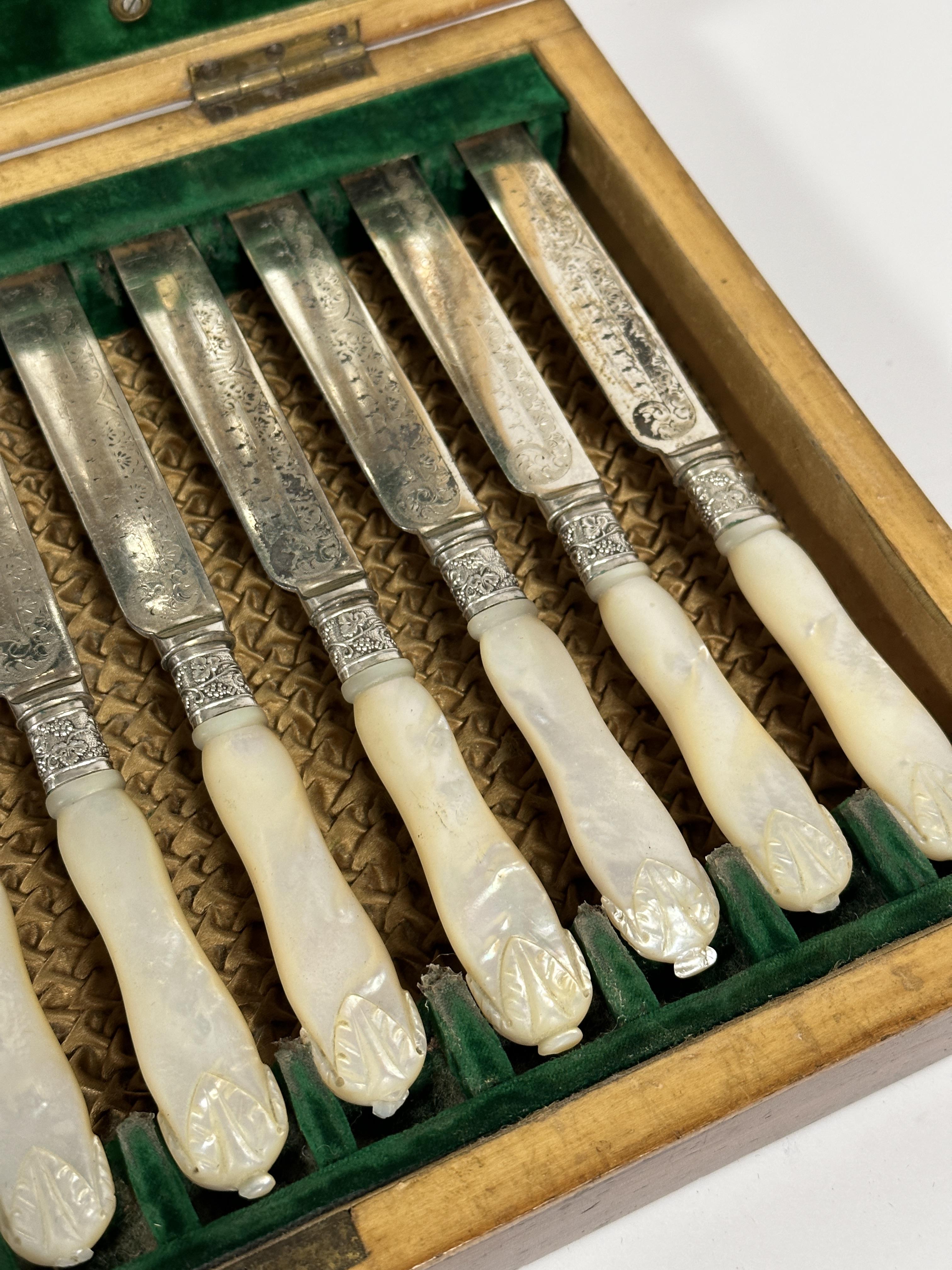 An Edwardian mahogany canteen containing twelve pairs of engraved Epns fruit knives and forks. - Image 3 of 5
