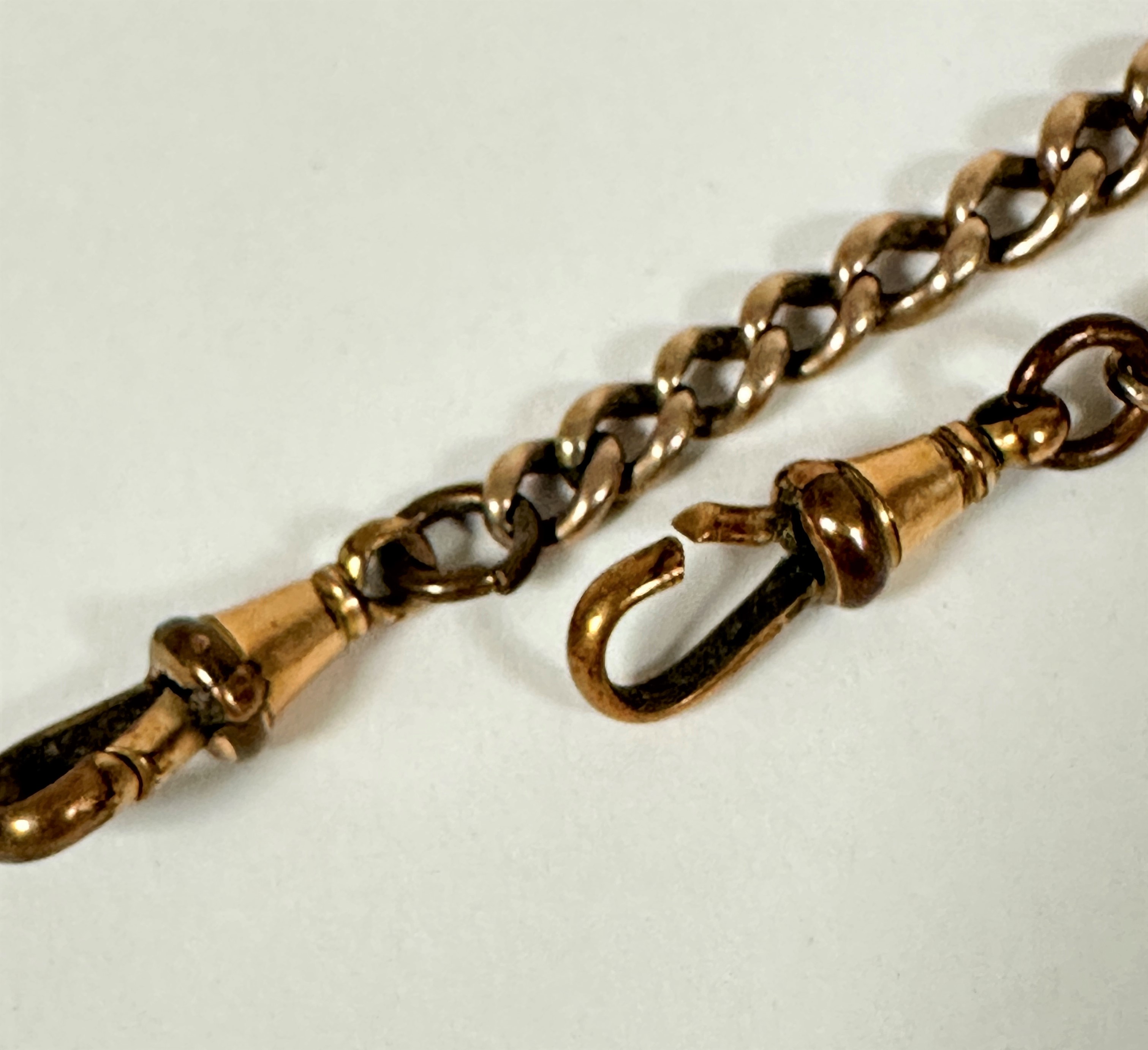 An Edwardian yellow metal graduated Albert with two gilt metal lobster claw fastenings. (l 32cm) - Image 3 of 3