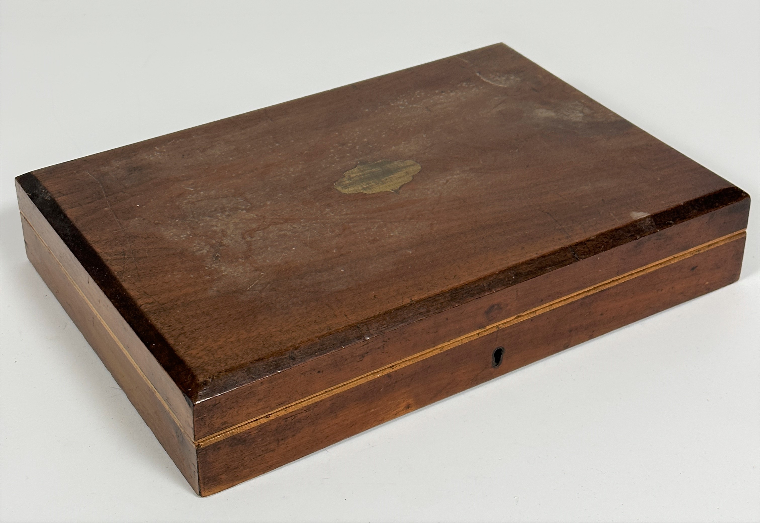 An Edwardian mahogany canteen containing twelve pairs of engraved Epns fruit knives and forks. - Image 5 of 5