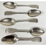 A set of five George IV London silver fiddle pattern tea spoons with engraved crest, (l x 14.5cm)