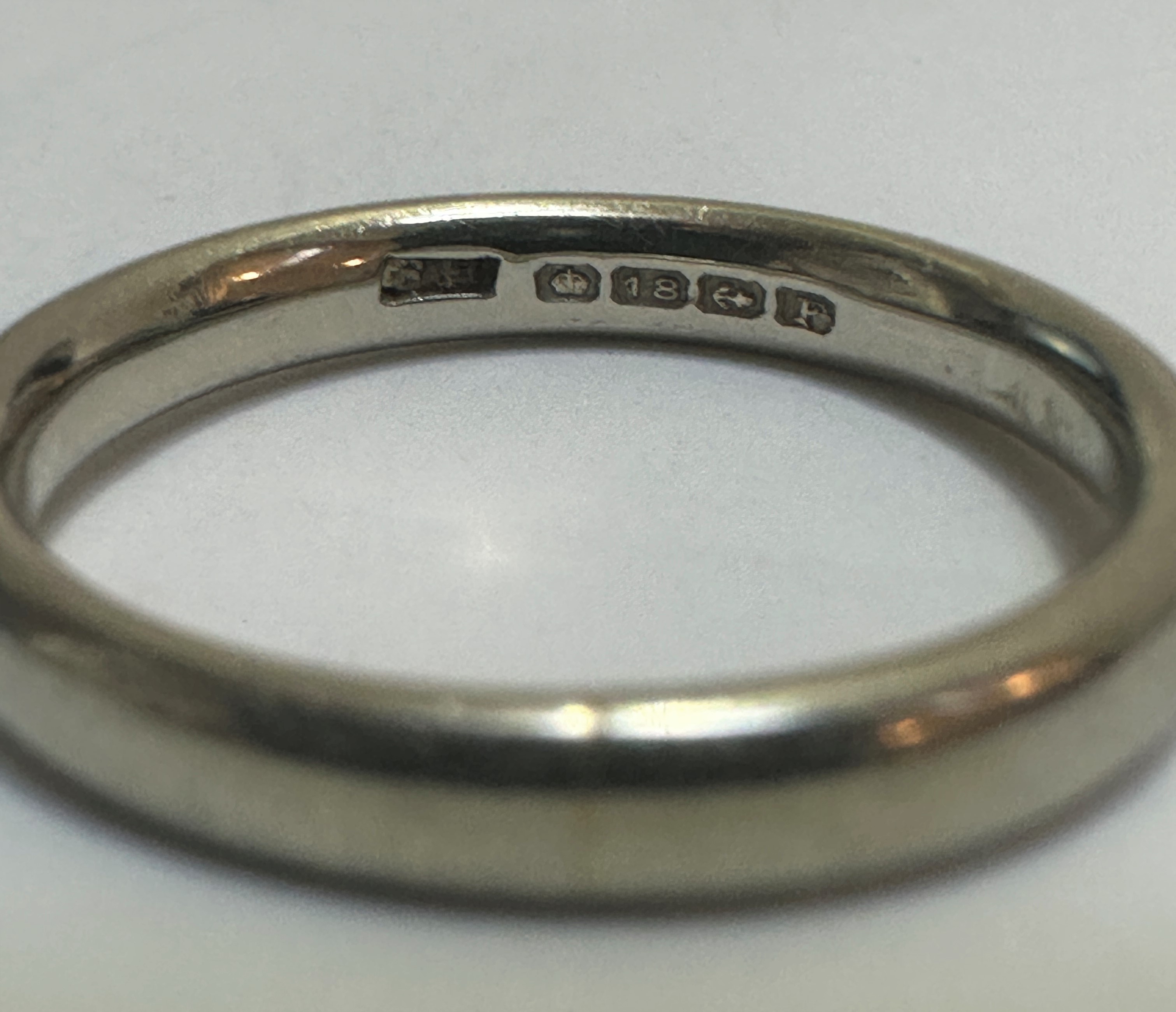 A 9ct gold wedding band, (P) and a 9ct gold wedding band, (a/f), (2) 3.8g - Image 2 of 2