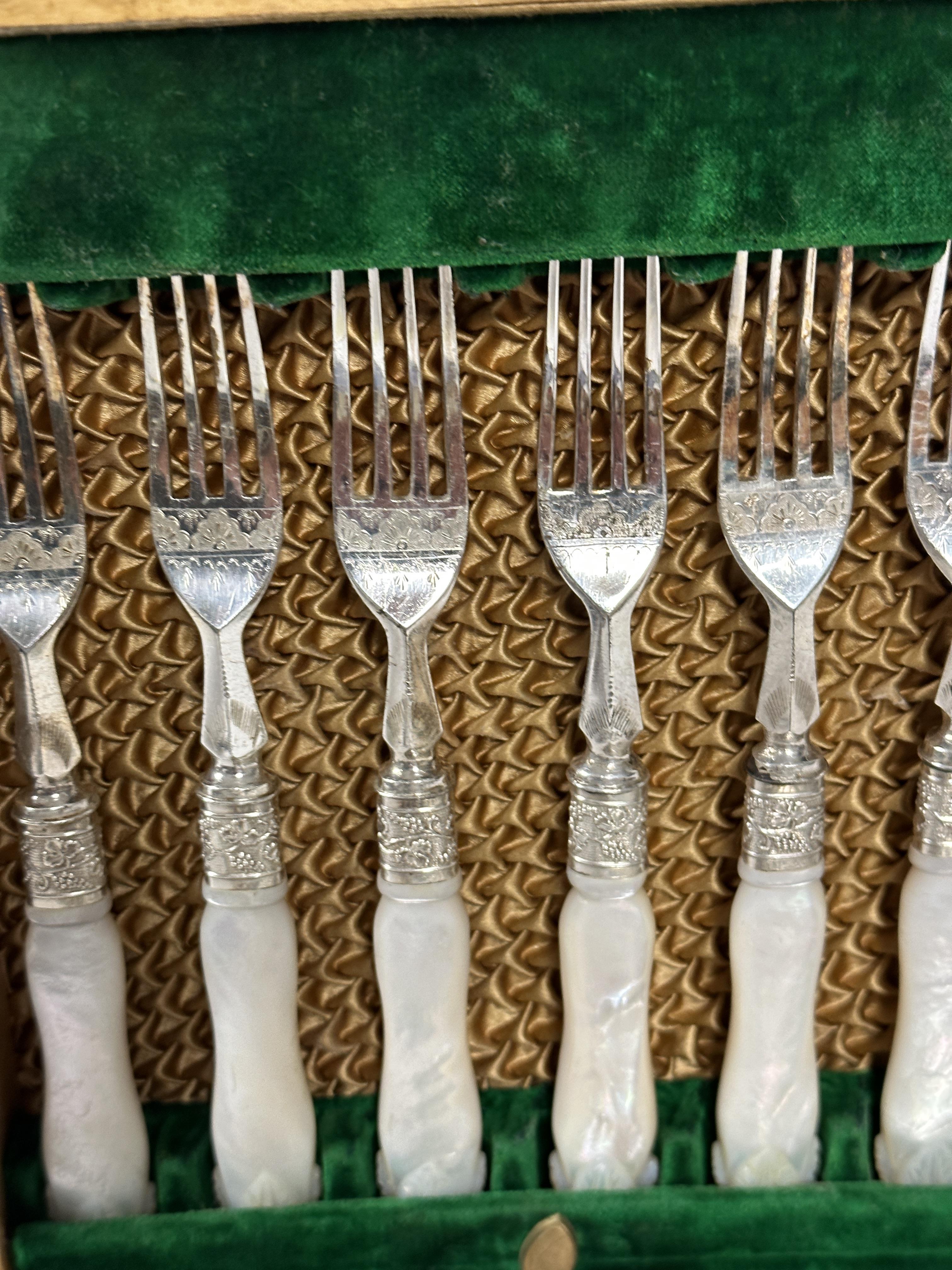 An Edwardian mahogany canteen containing twelve pairs of engraved Epns fruit knives and forks. - Image 4 of 5