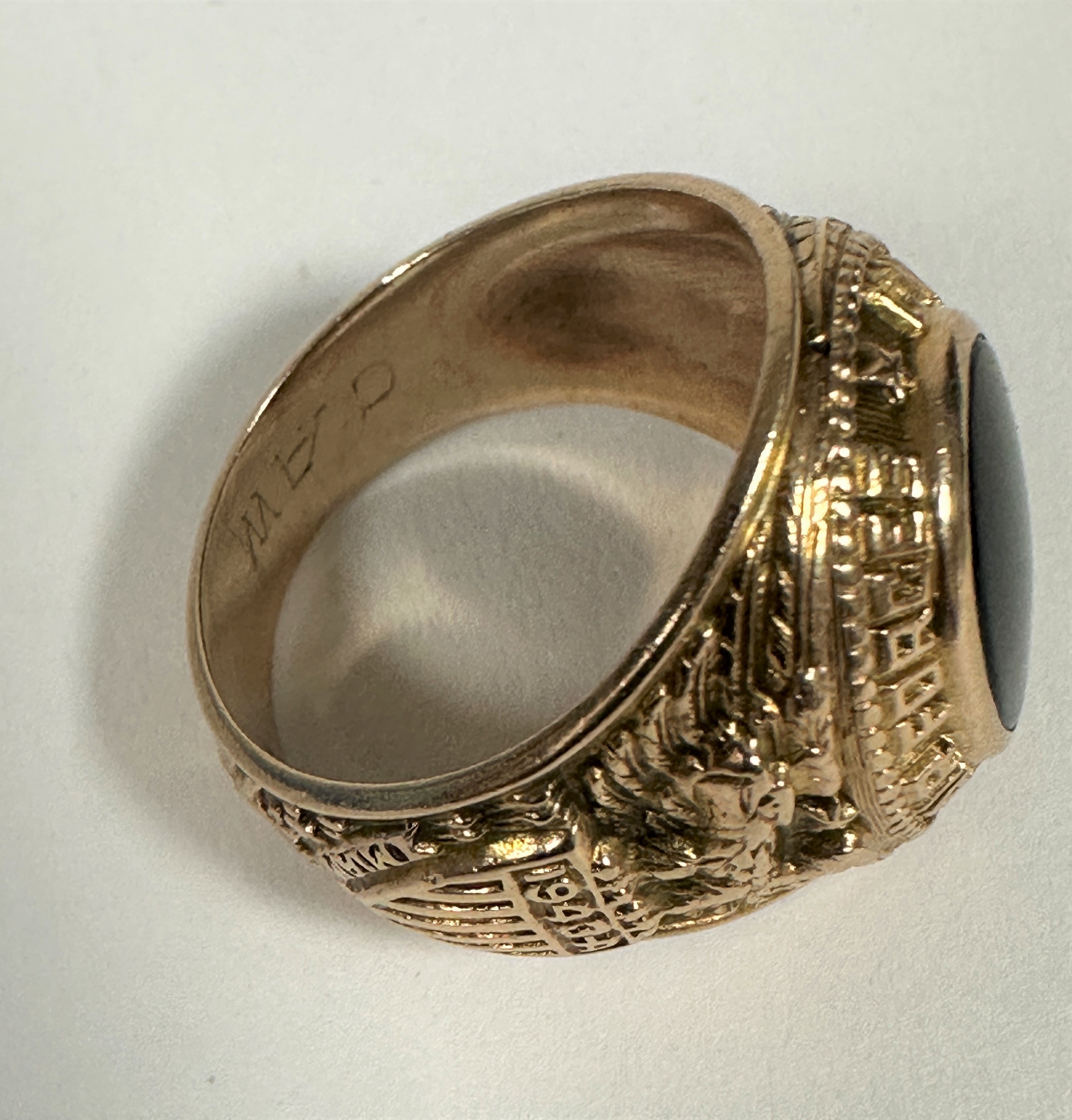 A 10k gold American Army Air Forces Class style ring set oval onyx to top, enclosed in rub over - Image 2 of 2