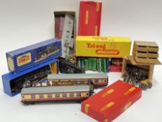 A group of model trains and cars comprising three Hornby Dublo train carriages (l- 23cm), a box of