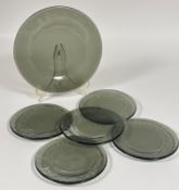 A set of five grey clear glass plates (w-19cm) and a dinner plate (w-29cm) (6)