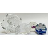 A mixed group of glass comprising two Kosta Boda plaques/desk ornaments (largest h- 15.5cm, w-