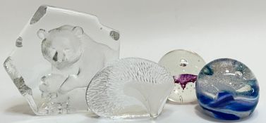 A mixed group of glass comprising two Kosta Boda plaques/desk ornaments (largest h- 15.5cm, w-