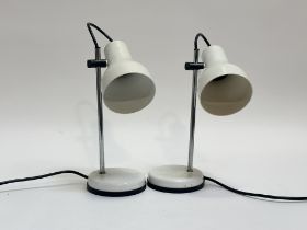 A pair of white metal desk lamps with adjustable screw shade height. (h-30cm) (2)