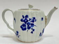An 18thc Worcester porcelain 'Dry Blue' teapot and cover (h- 12cm, w- 20cm)