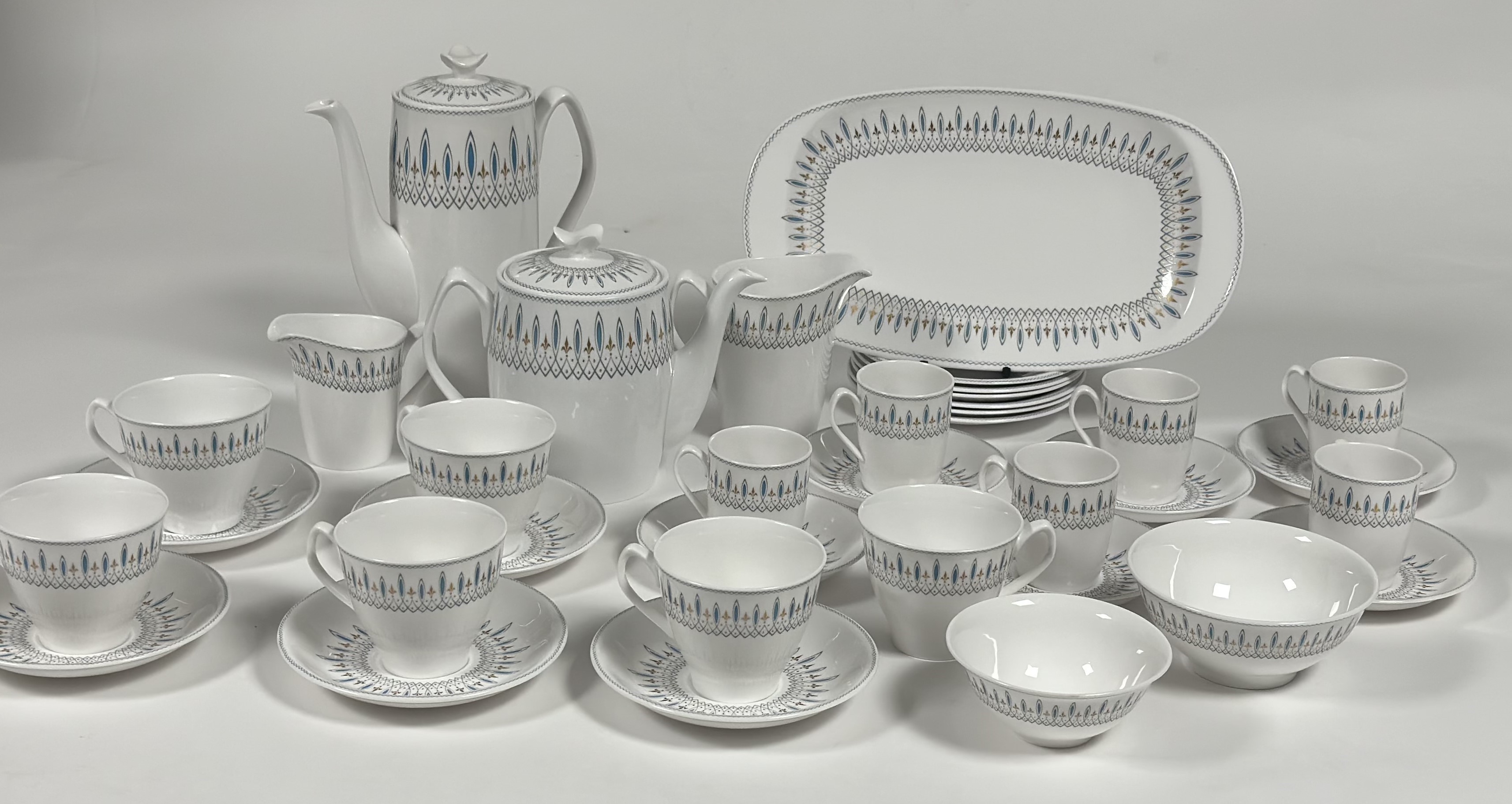 A Spode China Brussels pattern part tea service comprising a tea pot (h-16cm), a coffee pot (h-