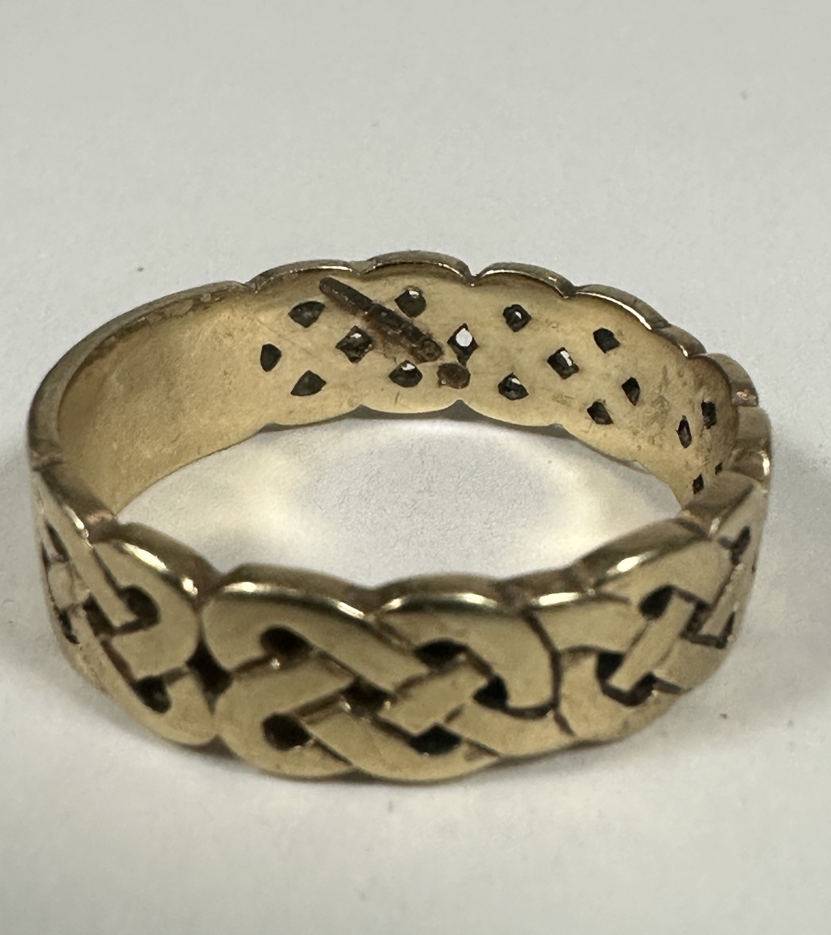 A Gents large 9ct gold Celtic knot style ring, V. 5.64g - Image 2 of 2