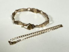 A 9ct gold gate link style bracelet with safety chain and heart shaped padlock, (D x 8cm) shows no