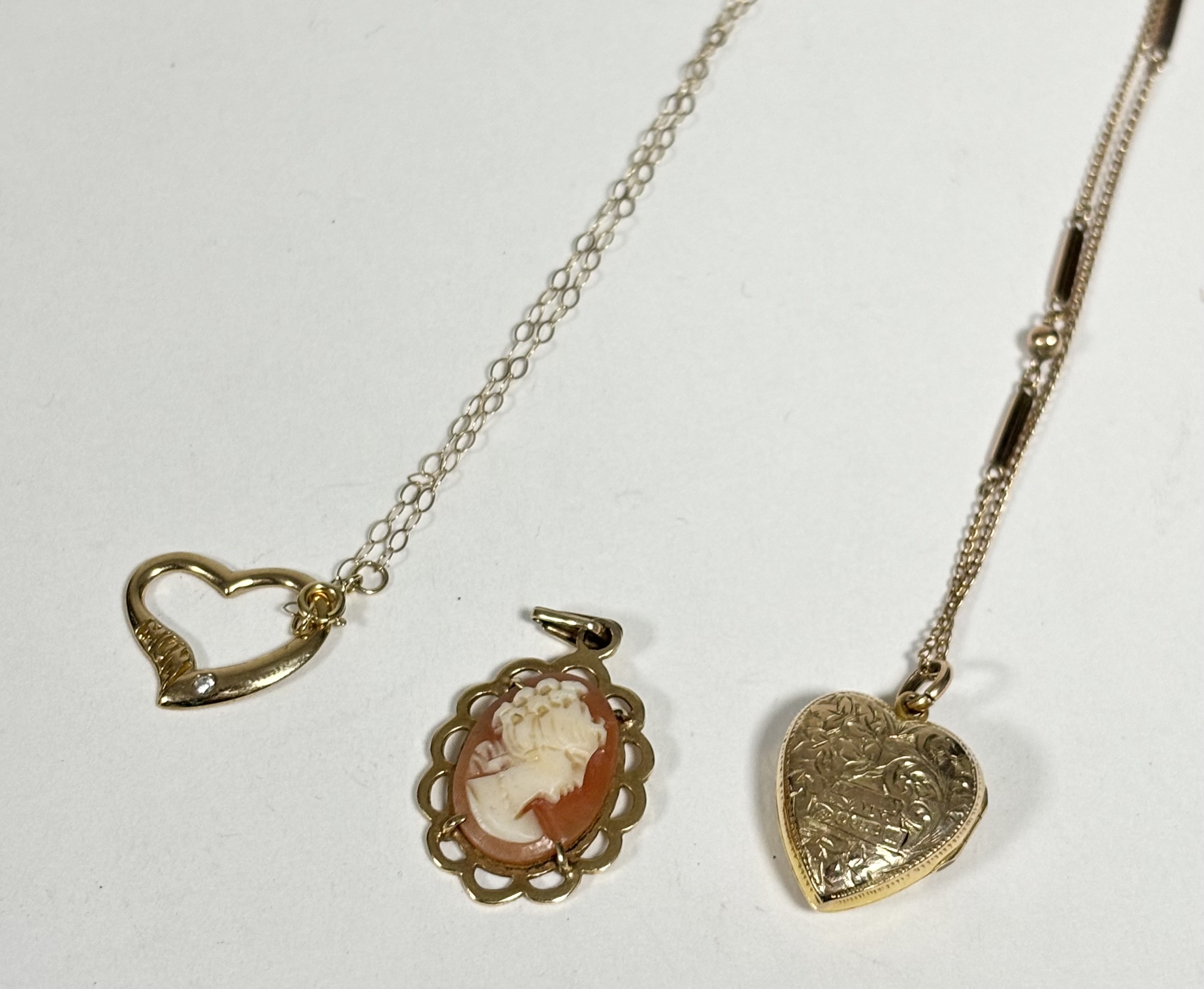 A 9ct gold heart shaped engraved locket on yellow metal ball and panel chain link necklace, (L x - Image 2 of 2