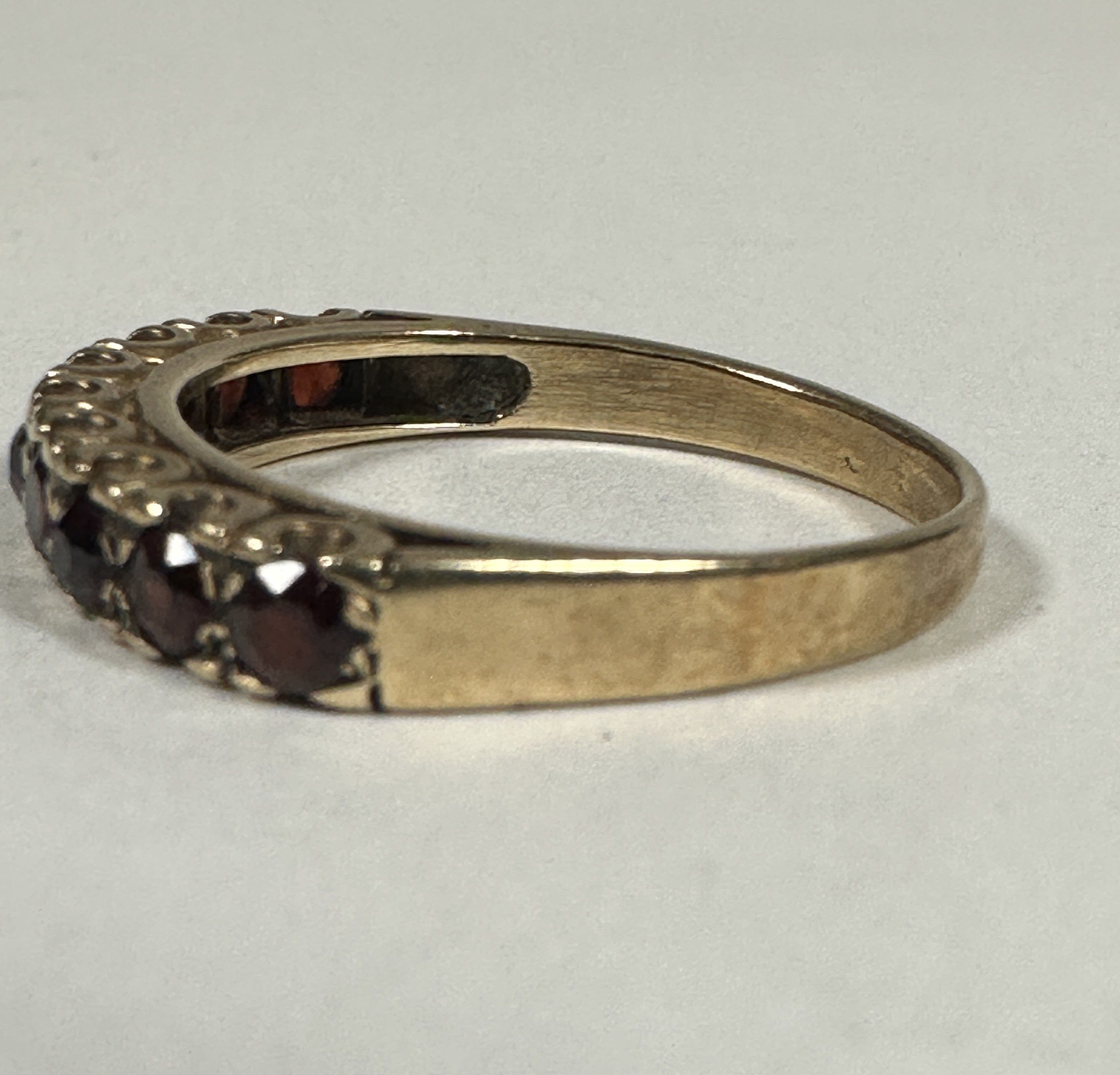 A 9ct gold nice stone Garnet set half eternity style ring, Q/R. 2.69g - Image 2 of 3