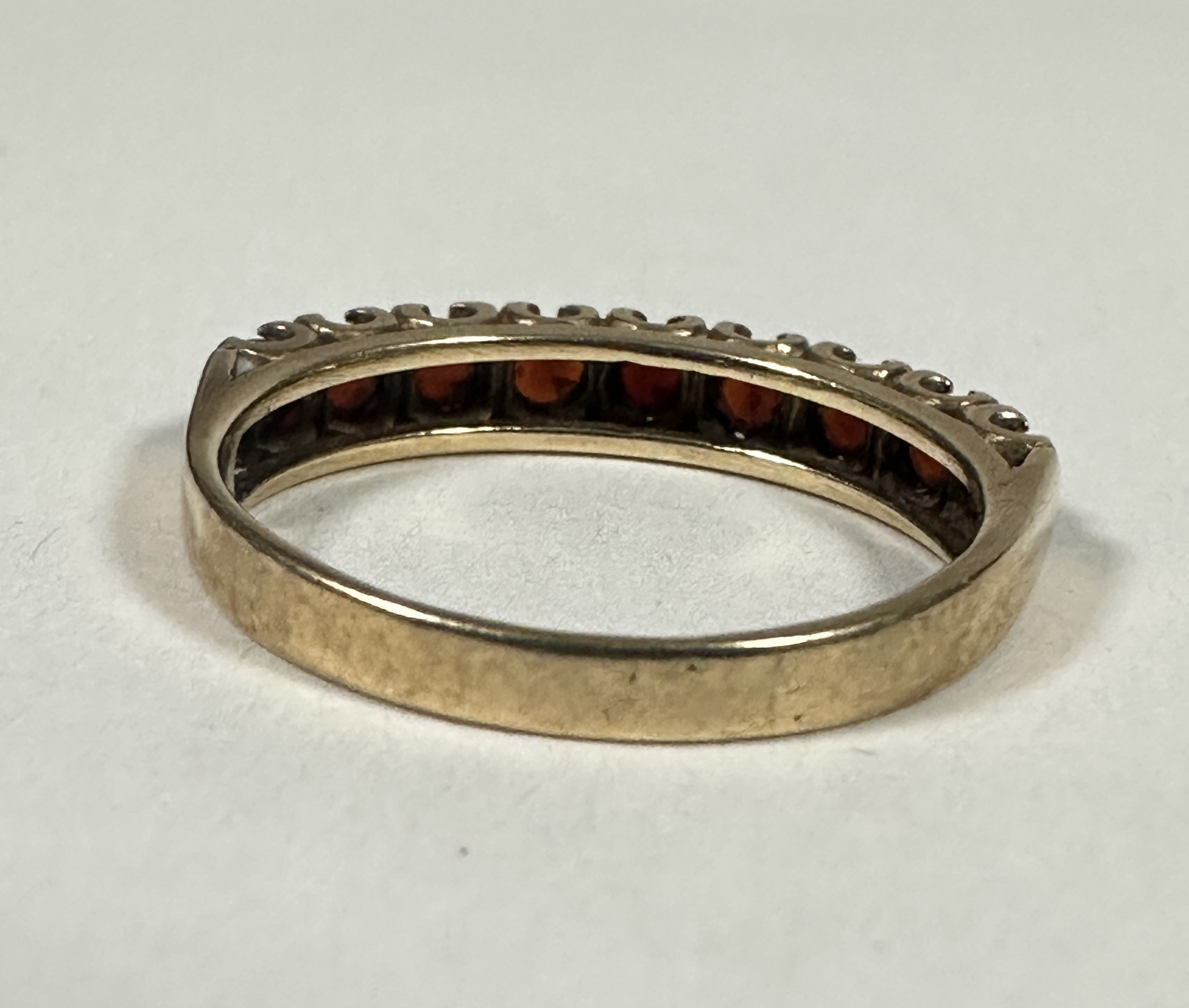 A 9ct gold nice stone Garnet set half eternity style ring, Q/R. 2.69g - Image 3 of 3