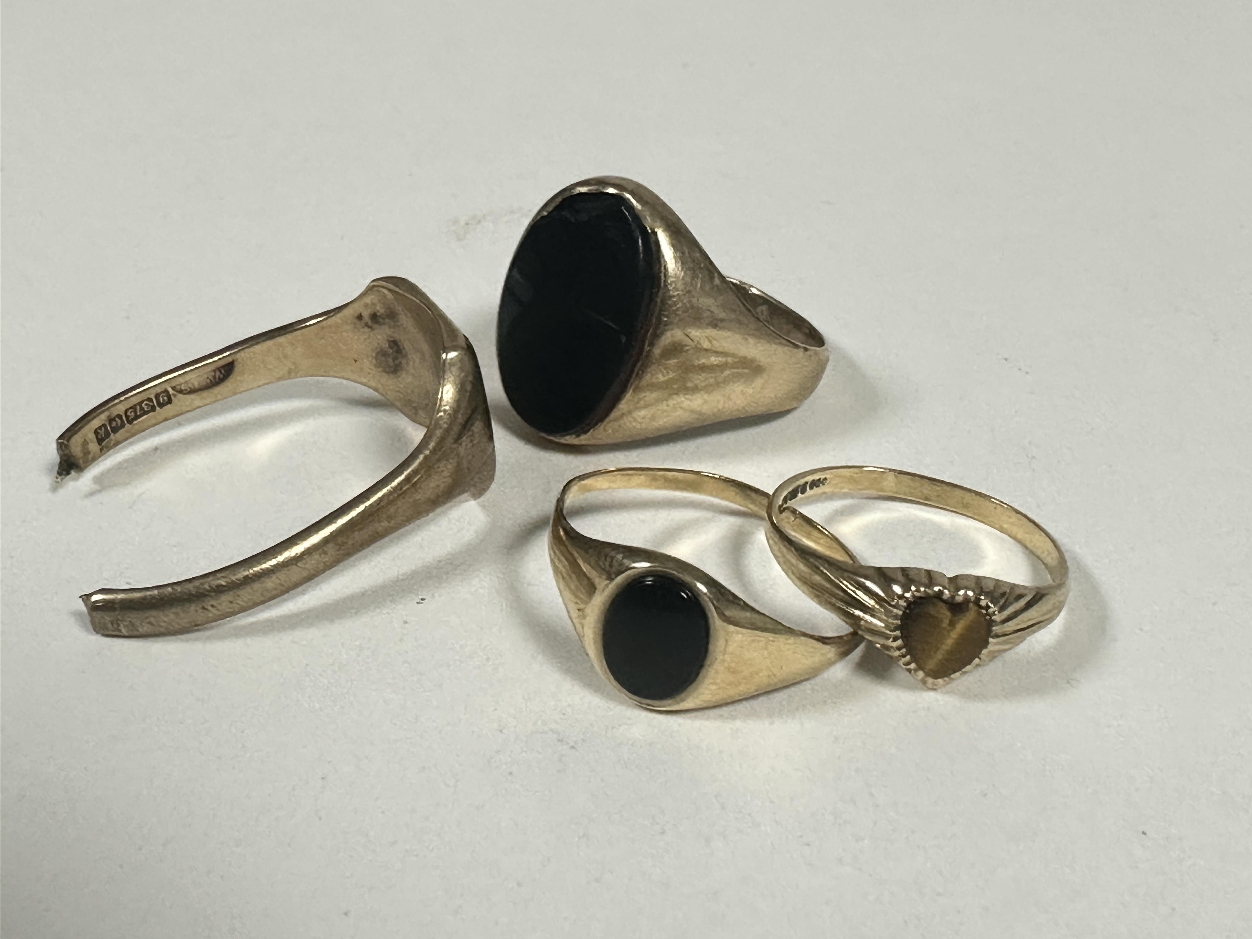 A 9ct gold Gents style signet ring set black oval onyx panel, a/f, a 9ct gold Gents signet, cut